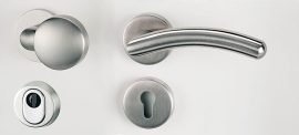 SAVIA Biztonsági rozettás (R1)gomb-kilincs garnitúra, cilindervédős, PZ, rozsdamentes matt, bal